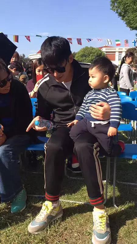 陆毅三胎儿子浓眉大眼正面曝光,这长相简直陆