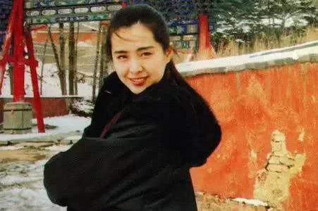 网友逛街偶遇王祖贤，素颜抱狗接地气说话温柔但拒绝合照