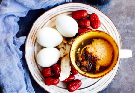 米酒当归红糖煮鸡蛋:美容颜颜,补血养气,适合女