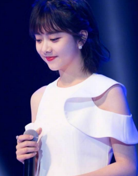 谭松韵近照,简直和他长得非常像,网友直呼:这是