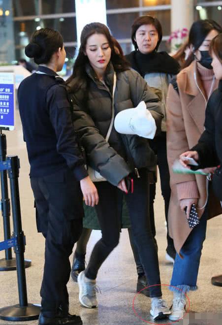 热巴赶飞机还不忘与粉丝聊天,小跑踩到乘客的