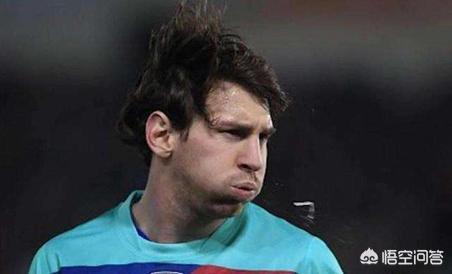 足球运动员都在场地上吐唾沫,而同样是高强度