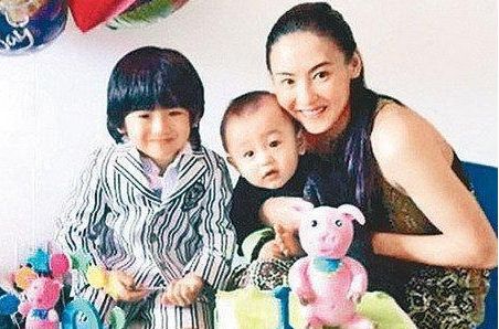 张柏芝终于哭着说出俩孩子父亲是谁,真相大白