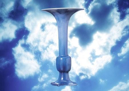 大约600年前,中国明朝皇帝将这件青百合花瓶赠给了日本室町幕府将军