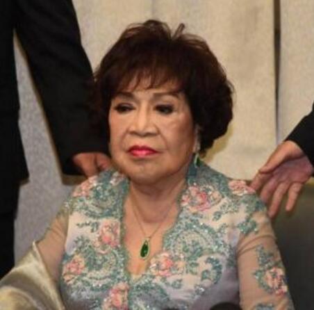 70岁李朝永出轨后回归家庭，与80岁拉姑当众亲吻大秀恩爱