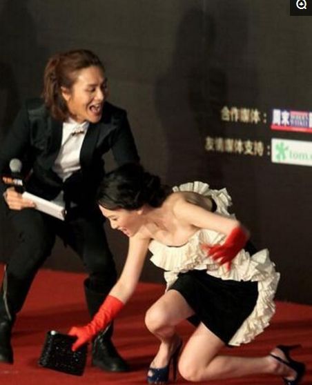 这些女星在走红毯时，都多多少少出丑了，网友：肯定又故意的！