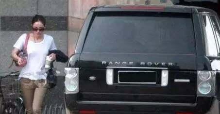 曾经的夫妻，现在一个座驾300万的豪车，一个驾驶2千元电驴出行！