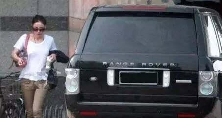 曾经的夫妻，现在一个座驾300万的豪车，一个驾驶2千元电驴出行！