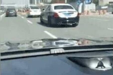 劳斯莱斯追尾日产天籁，验证了日本汽车铁皮薄，小黄车功不可没