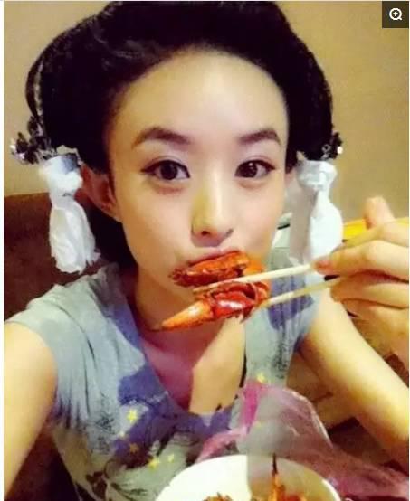 看那些明星吃货花式吃龙虾,赵丽颖片场带着妆吃小龙虾
