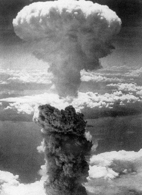 美军在日本长崎投下第二颗名为"胖子"的原子弹,弹重约4500公斤,爆炸
