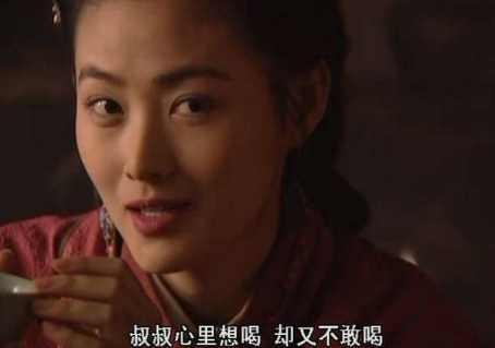 26岁曾因潘金莲一角一夜走红，今豪车出行成这样 面部浮肿显老态