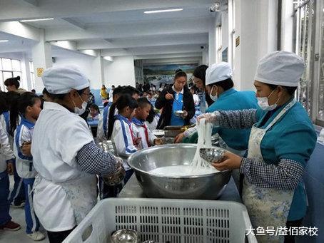 坚守的背影最靓丽! --保山永昌小学女教职工\三