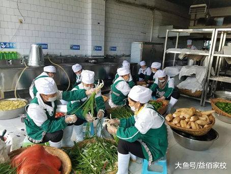 坚守的背影最靓丽! --保山永昌小学女教职工\三