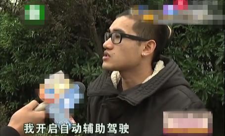 刚提的特斯拉上高速开启自动驾驶, 连撞6个石墩车主很失望!！