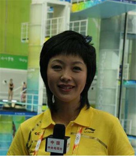 央视名嘴水均益近照，小13岁二婚妻子才貌双全，23岁女儿长相甜美