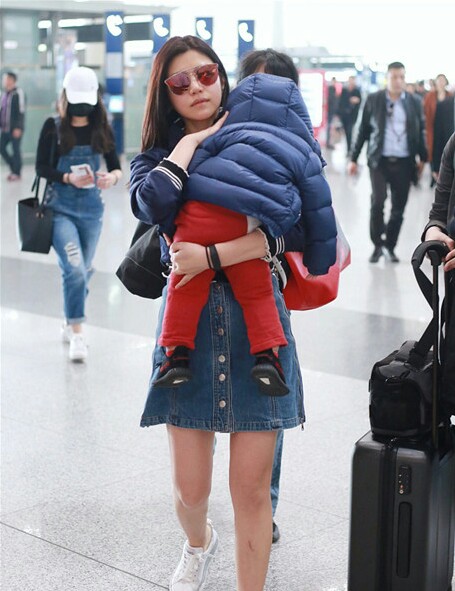 陈妍希抱儿子现身机场,网友:衣装打扮一个过冬一个过夏
