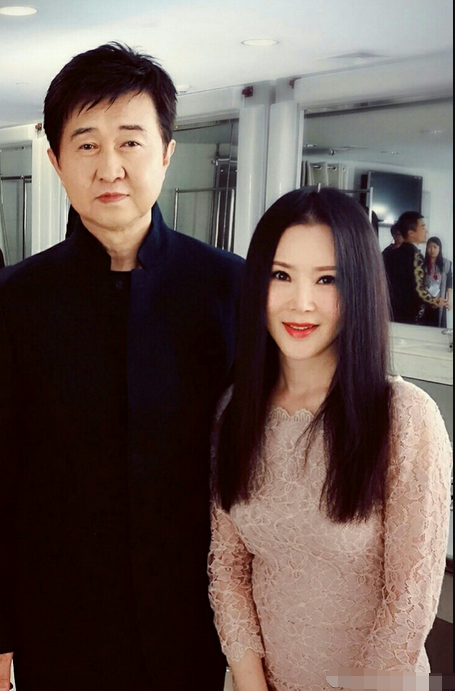 任静付笛生闪现机场,网友瞬间炸锅:一个20岁小伙,一个