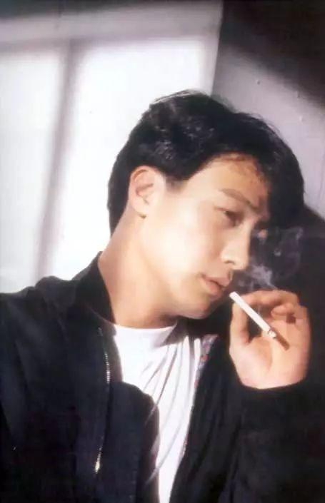 四大天王之一的黎明,早年父母离异,只身赴英国读书,后随着母亲来到