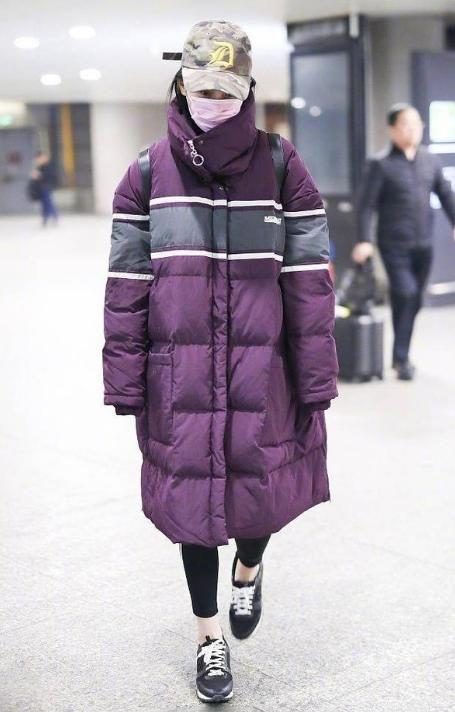 30岁张馨予撞衫28岁何穗,仅相差2岁,但女星和