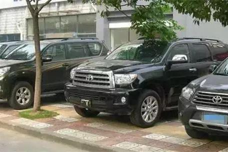 这货价值100万，后排能躺两个姚明，宝马X5和它比都萎了