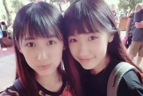 复旦姐妹花在照片中美得像仙女，被《天天向上》打回原形
