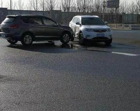 哈弗H6撞吉利博越，两位车主下车一看悲喜交加，路人：高下立见