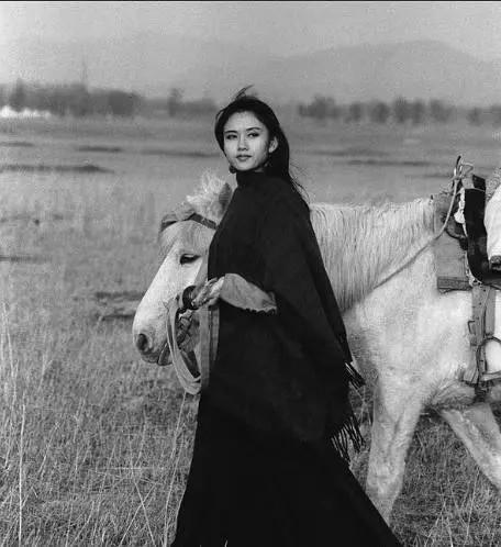 杨丽萍年轻时期照片曝光: 站在长城上起舞, 又野又风情