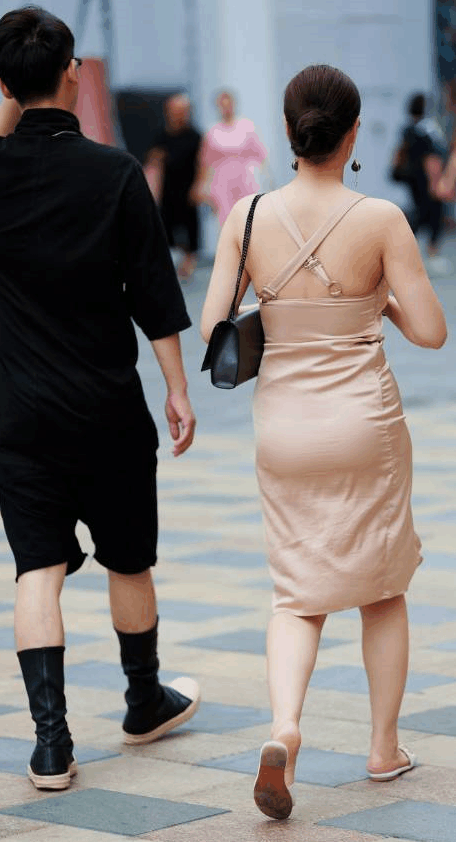 街拍40岁的少妇丰满具有女人味要是年轻时候还得了