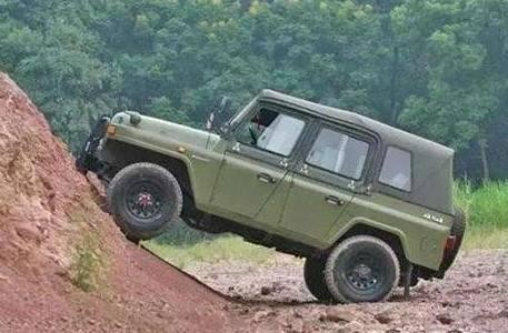 国产小牧马人: 最便宜的四驱车, 翻山越岭不在话下, 就内饰差了点