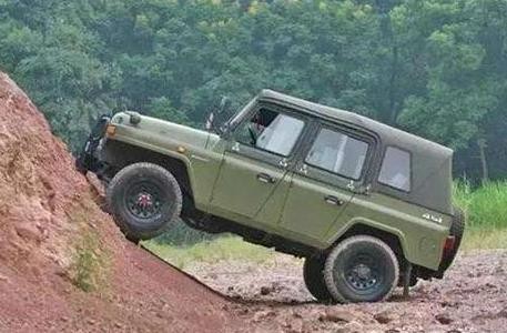 这个国产车，性能不虚小牧马人，翻山越岭不在话下，就内饰差了点