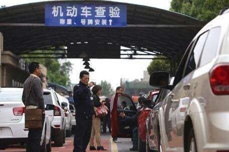 崭新的宝马X3上牌时被喷字，车主郁闷吐血：5座的为啥也要喷？