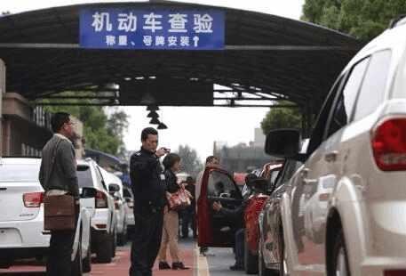 宋MAX上牌被喷字, 车主: 为什么埃尔法不喷? 车管所回答很意外