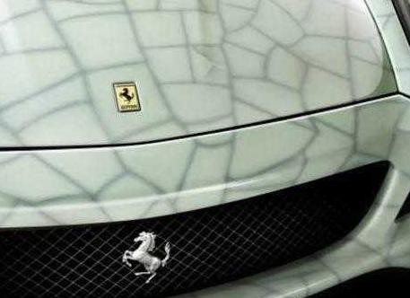 这辆法拉利全球只限1辆, 只因车上俩字, 被中国人加七百万拿下