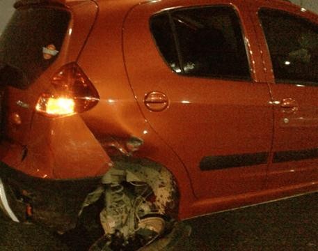 奥迪A8L隧道追尾吉利, 车头要废了, 车主: 看到两车差距欲哭无泪