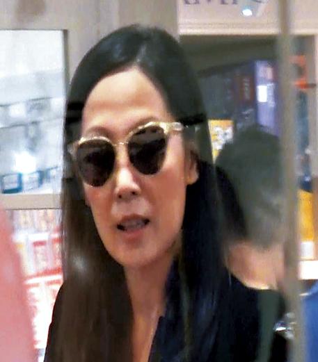 TVB仙气女神吴美珩，带儿子现身中环购物，45岁保养得宜皮肤水嫩