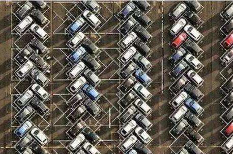 小日本设计的个性停车位不得不服，看完真替国内的停车位捏把汗！