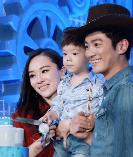 霍思燕二胎女儿曝光,和嗯哼长的几乎一模一样!网友:强大的基因