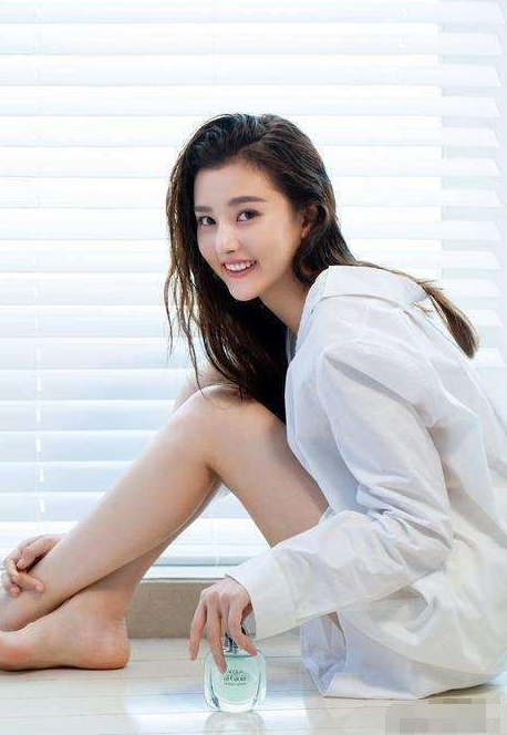 整个娱乐圈都在等她长大,美过18岁的张柏芝,人气赶超关晓彤