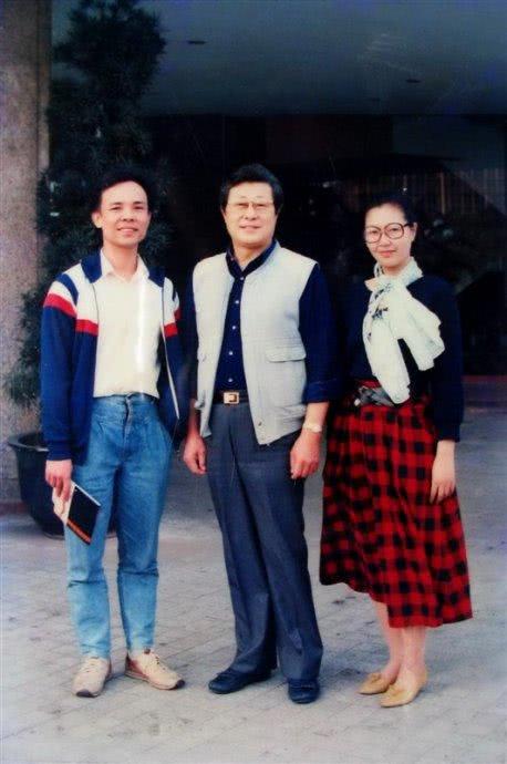 86岁王心刚全家照,儿子帅气是富豪,他与精神病妻子不离不弃!