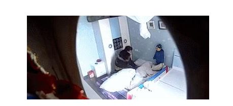 3岁男宝最近总是半夜尖叫哭闹,爸妈看到监控内