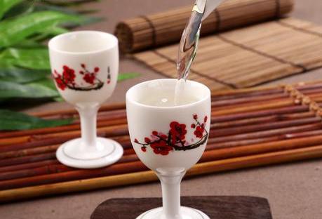 加点水就能把白酒度数变低吗?白酒降度可不是