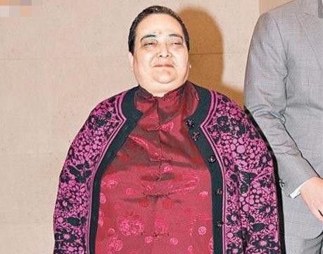 两位豪门千金，一位坐奔驰，一位开跑车，至今无人敢娶