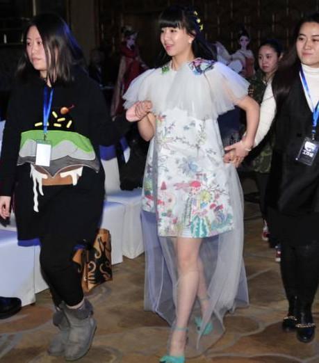 她是杨俪萍的外甥女, 18岁不读书, 老少恋