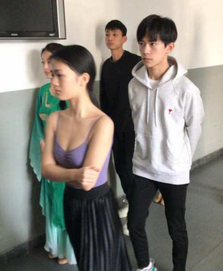 易烊千玺参加中戏复试,前面这位姐姐却意外走红!