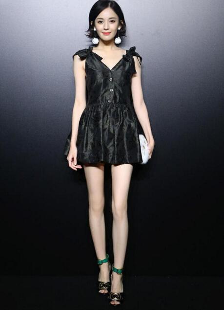 古力娜扎穿性感黑裙大秀事业线, 网友直言: 她的腿才是亮点