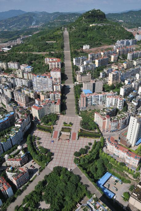 位于重庆云阳县的登云梯,是一条由青石修筑而成,长达1450米,宽30米