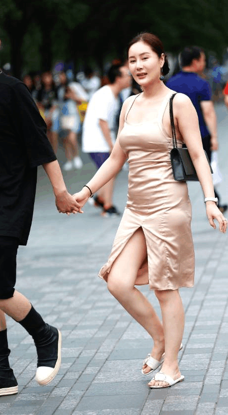 街拍40岁的少妇丰满具有女人味要是年轻时候还得了