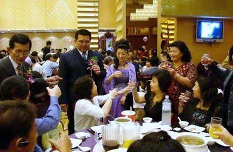 结婚当天，老公的前妻怀着孩子来闹，没想到掉出一个枕头来