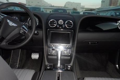 买辆全新宾利飞驰V8S , 售价242万多, 女友很高兴